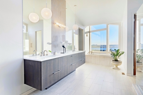 Bathroom,With,View,In,Luxury,Home