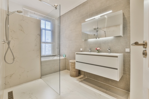 Contemporary,Interior,Design,Of,Light,Tiled,Bathroom,With,Shower,Unit
